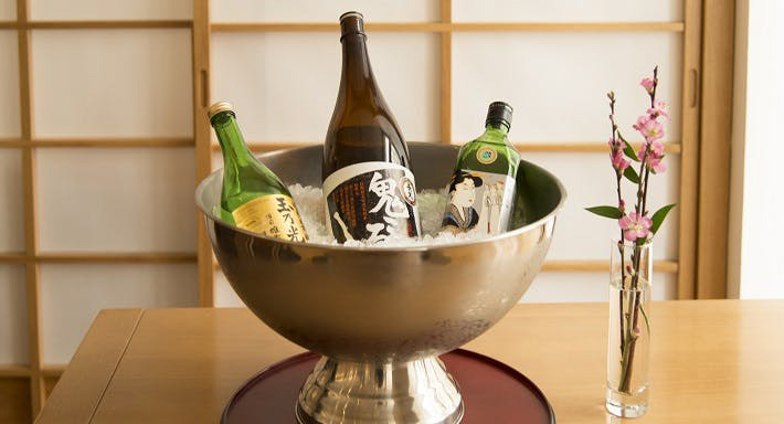 Thưởng thức rượu sake lạnh